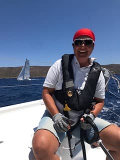 Barbara Baumann Falivene an Bord — RYA Yachtmaster Offshore und Inhaberin der Segelschule Neuhaus-Thunersee.