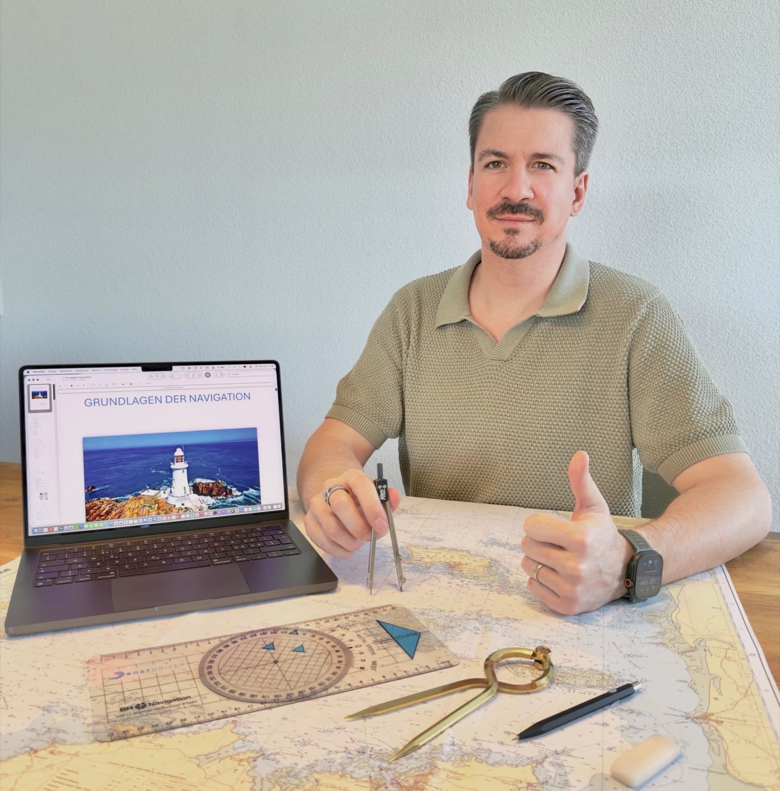 Manuel Baur an der Seekarte mit Zirkel, Kursdreieck und Vollkreis-Kompassrose — so läuft jede Theorie-Session ab.