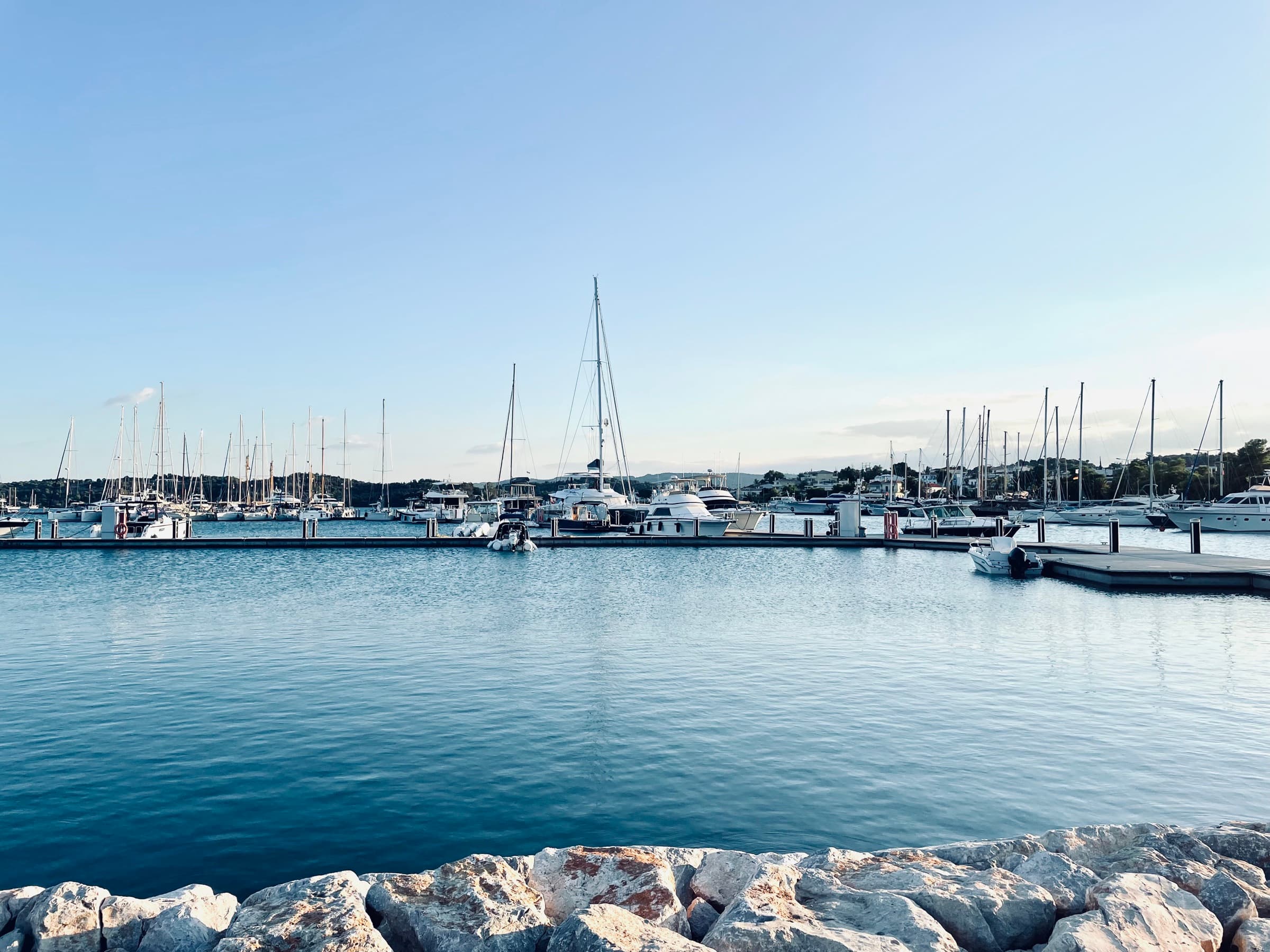Marina im Abendlicht — Hafen voller Segelyachten, bereit für den nächsten Törn.