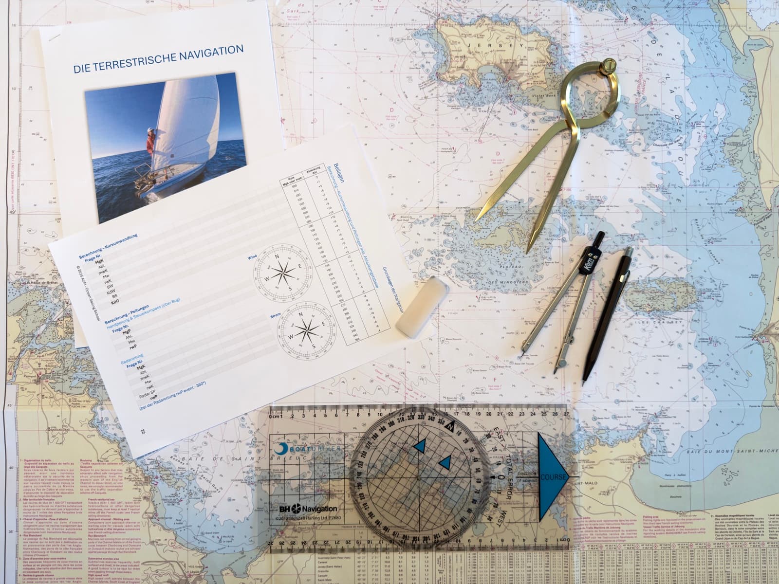 Seekarte mit Vollkreis-Kompassrose, Zirkel, Kursdreieck und Theorie-Skript — die Werkzeuge der Hochsee-Navigation.
