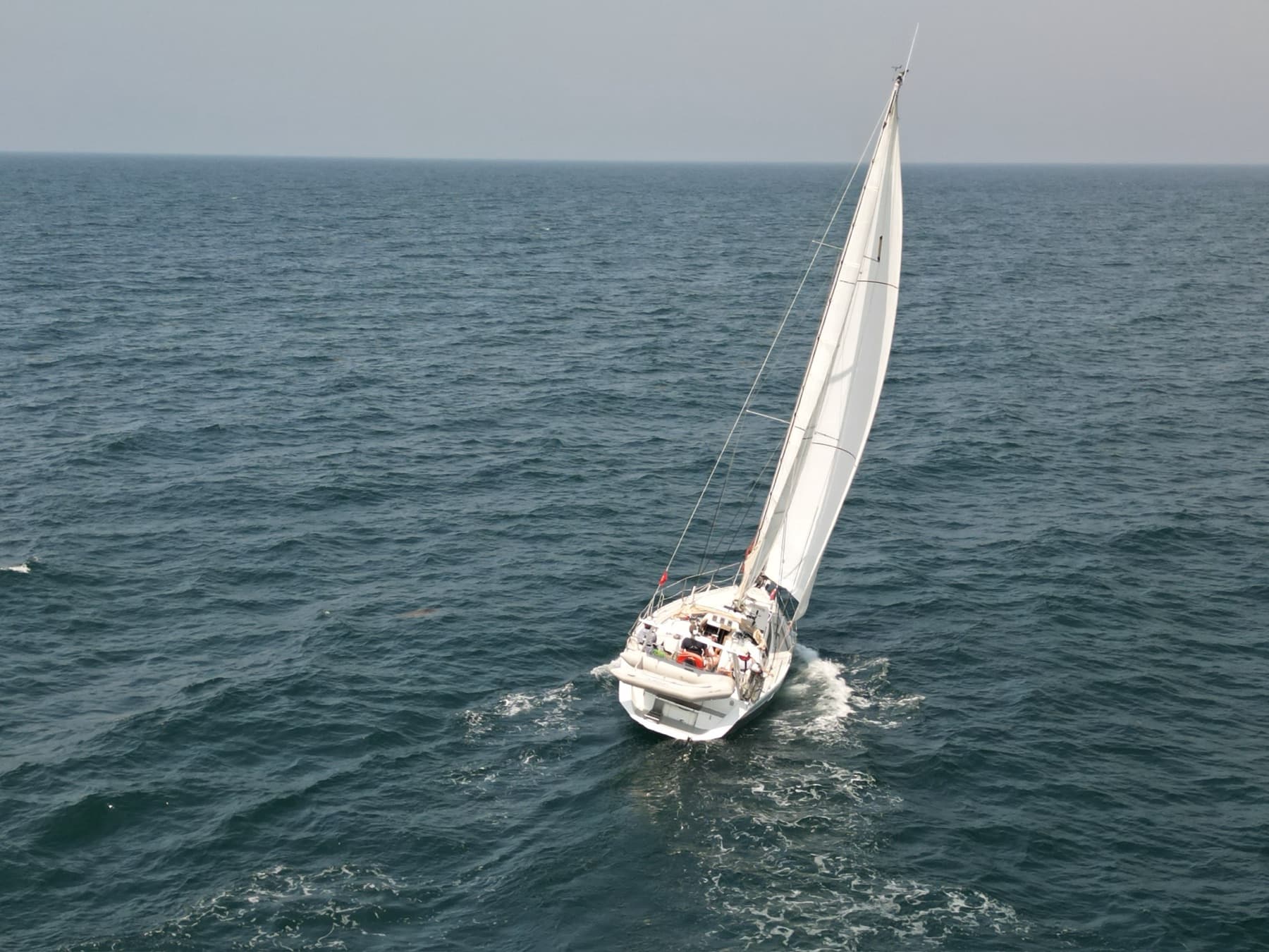 Segelyacht unter vollen Segeln auf offener See — das Ziel am Ende der Schweizer Ausbildungskette.