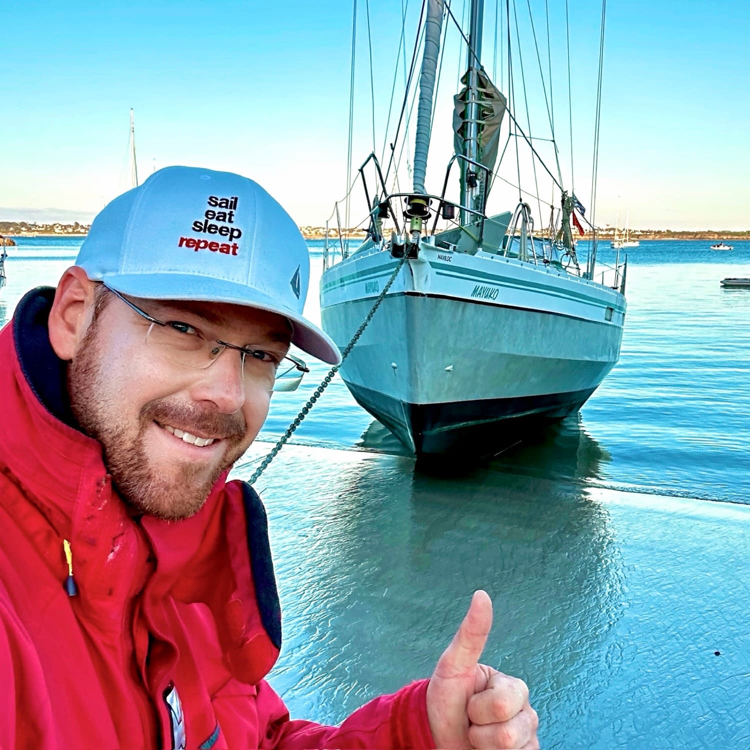Tommy Bieri an Bord seines Segelboots — dein Schweizer Skipper für die Bretagne.
